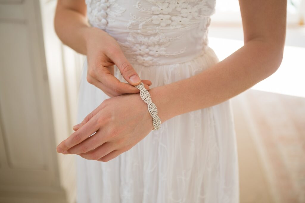 Pancetta della sposa che indossa il braccialetto a casa